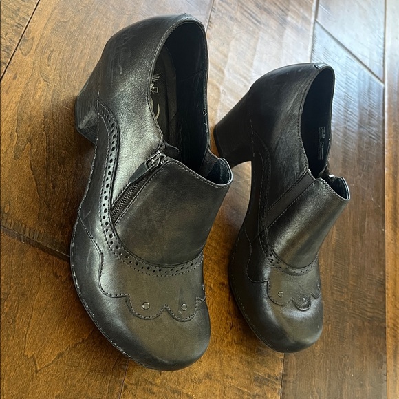 Dansko Shoes - Dansko Nancy black leather clogs with scallop detail. US 10 EU 42